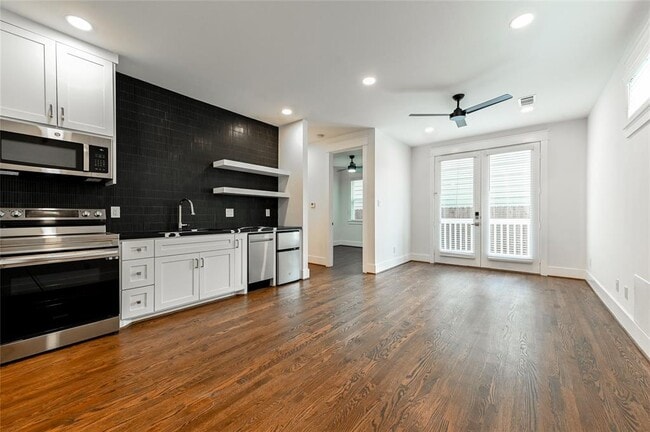 Building Photo - 425 W 21st St