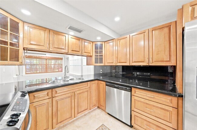 Building Photo - 2301 Tequesta Ln