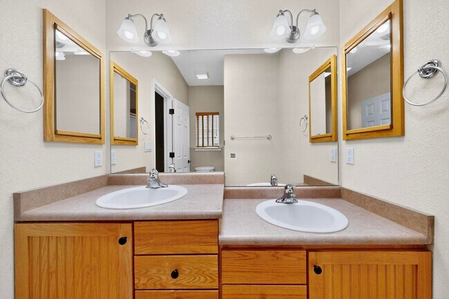 Building Photo - SE Rio Rancho 3 Bedroom  2 bath  2 car garage
