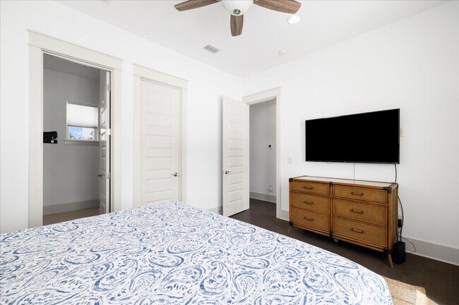 Building Photo - 275 Gulfview Cir