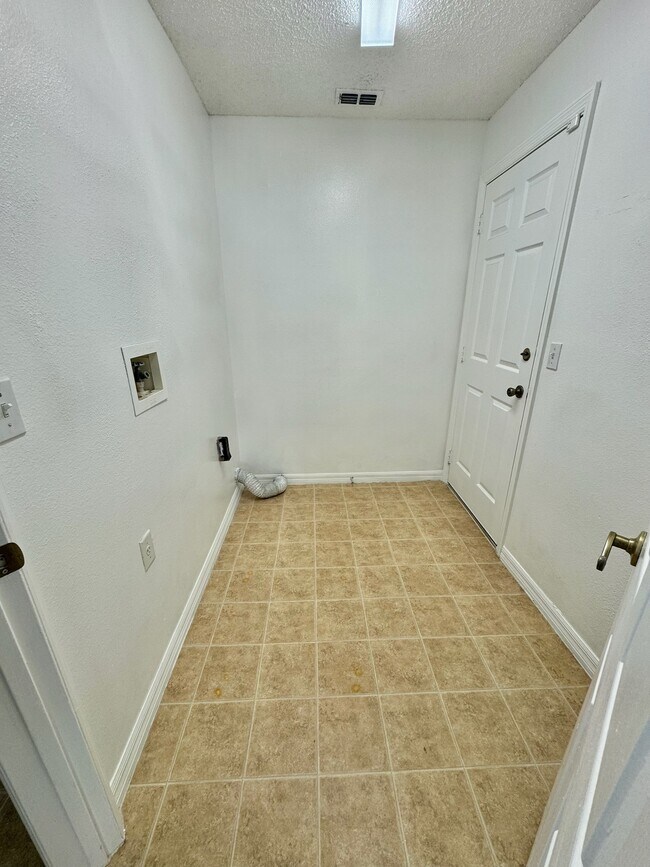 Building Photo - 1317 Casterton Cir