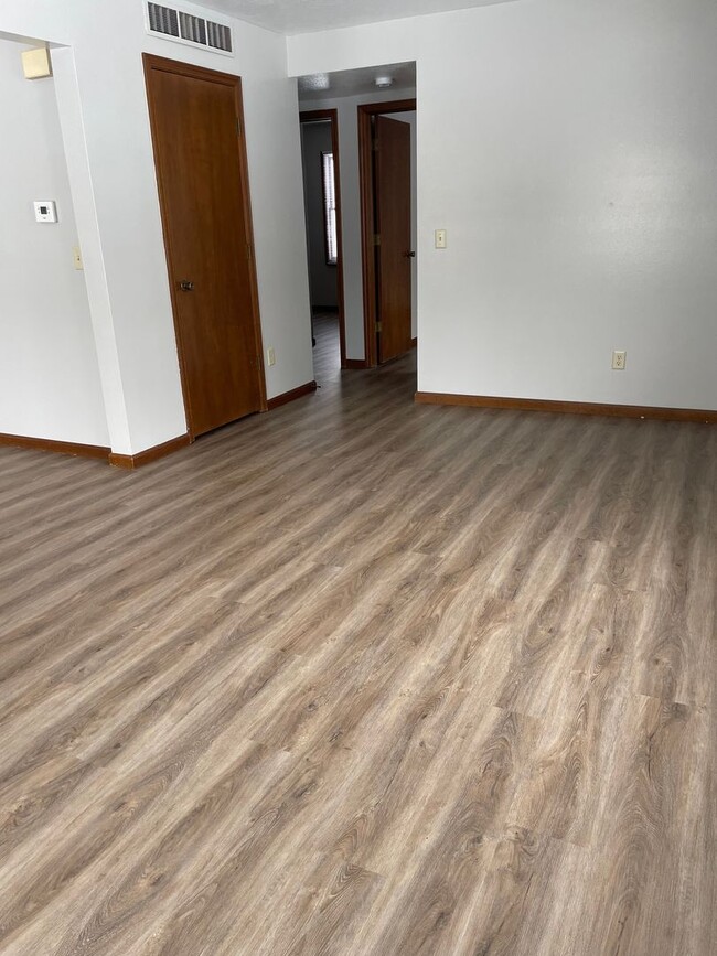 Building Photo - 413 S Harkless Dr