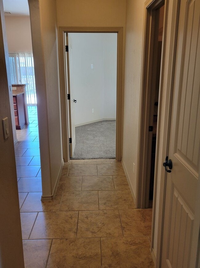 Building Photo - 3 Bedroom, 2 Bathroom Home!