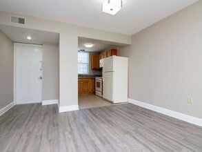 Building Photo - Ground Floor - Corner/End Unit - Upgraded ...