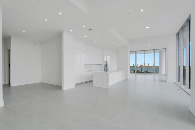 Building Photo - 220 Lake Shore Dr