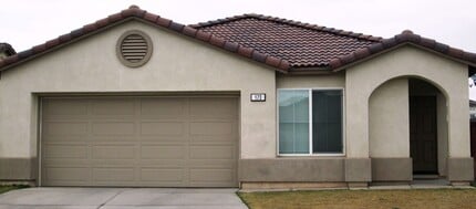 Building Photo - Charming 4 bed/2 bath home available for Rent