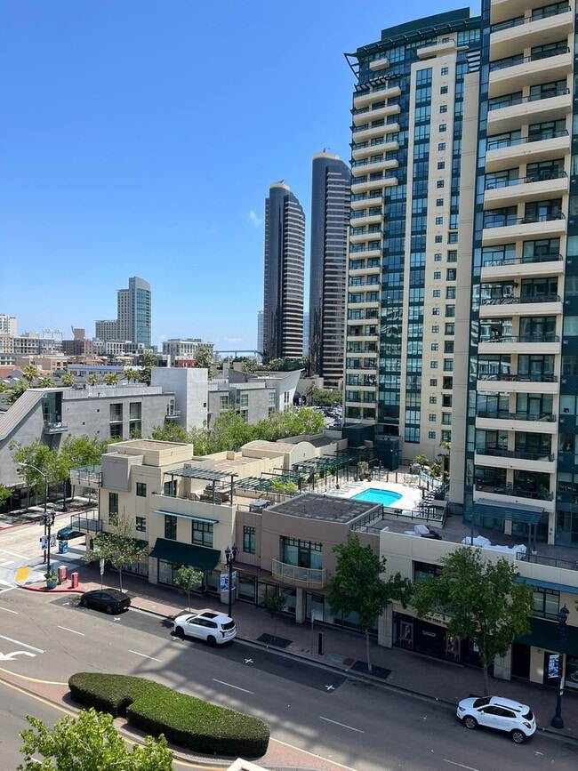 Building Photo - Experience upscale living in Downtown San Diego with great views. This is a must see!
