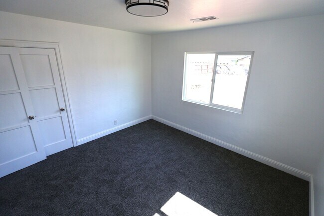 Building Photo - Updated and Stunning 2 Bedroom 1 Bathroom ...