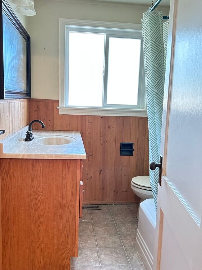 Building Photo - Calm 2 Bedroom, 2 Bath near Cheyenne Canyon