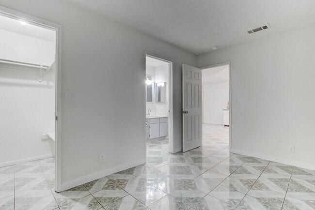 Building Photo - 808 Hedge Way