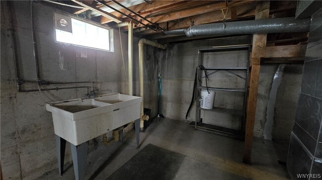 Building Photo - 182 Woodcrest Dr