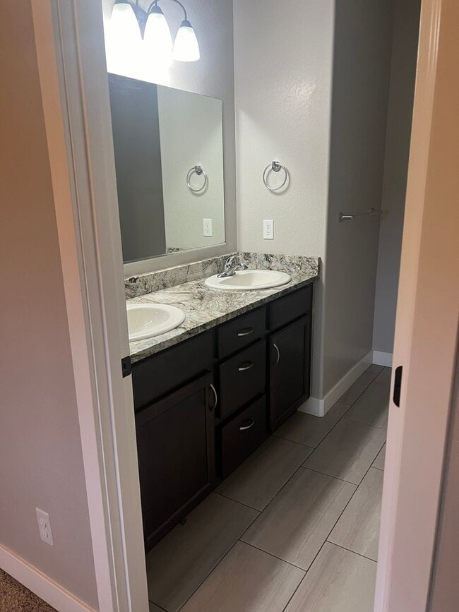 Building Photo - 2 Bedroom 2.5 Bath Townhome in desirable C...