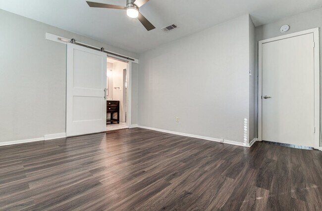 Building Photo - Recently renovated, move-in ready 3/2 home...