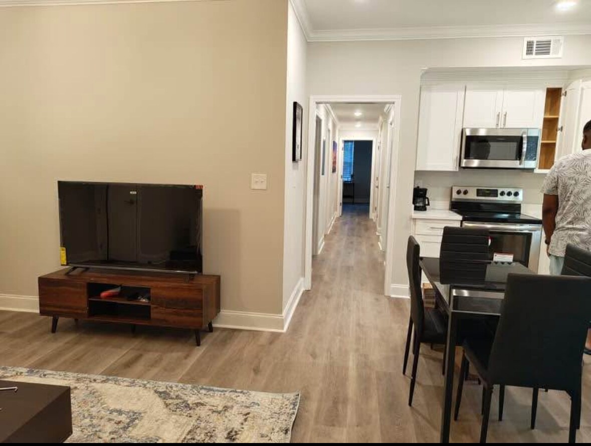 Building Photo - 2136 Saint Andrew St