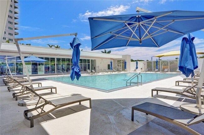 Building Photo - 14951 Royal Oaks Ln