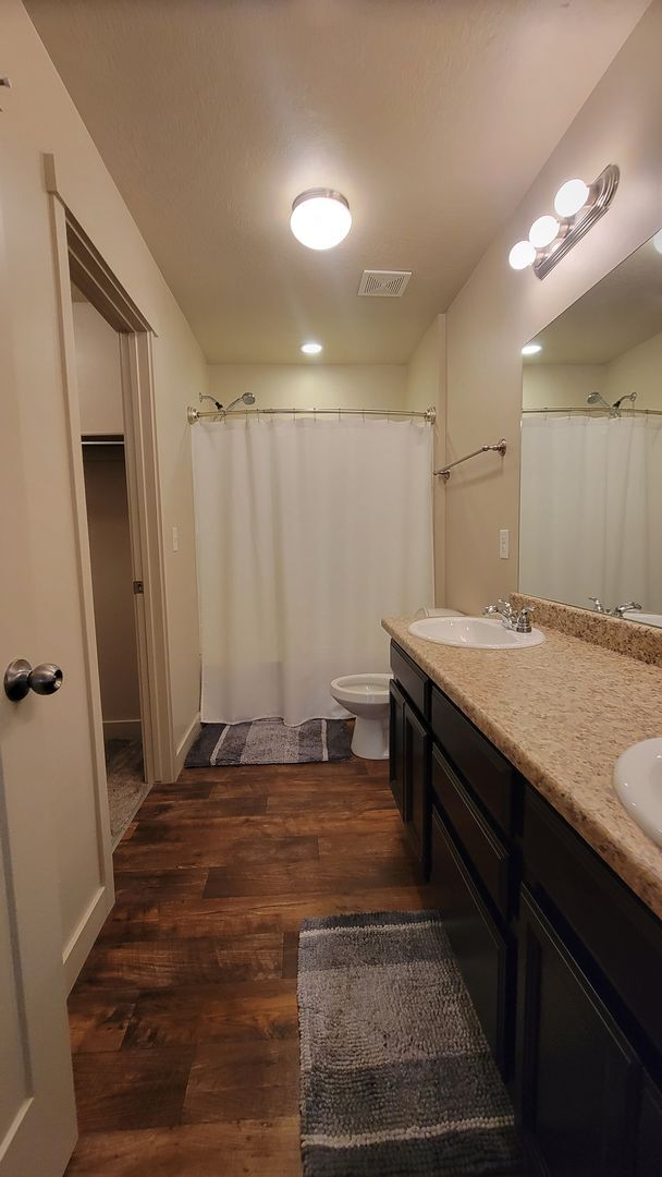 Building Photo - Dashing Edgewater Townhome