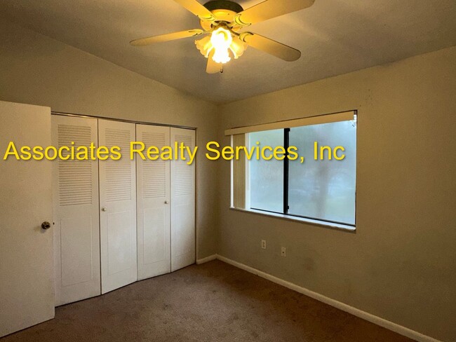 Building Photo - 2 Br/ 2.5 ba, Close to UF & shopping-