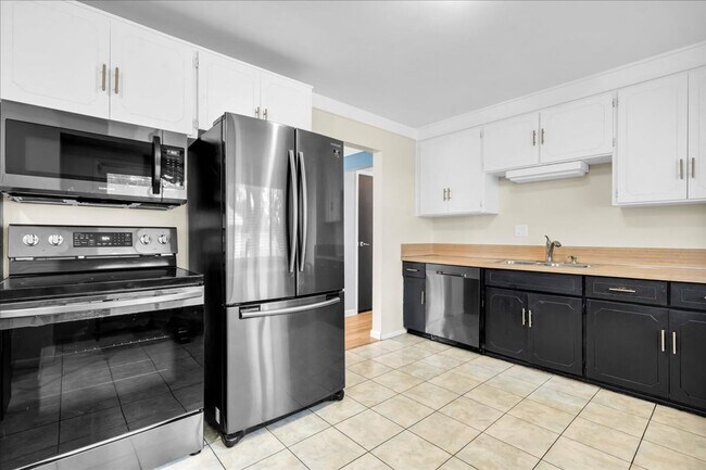 Building Photo - Charming Madison Heights Home with Garage and Fenced Yard