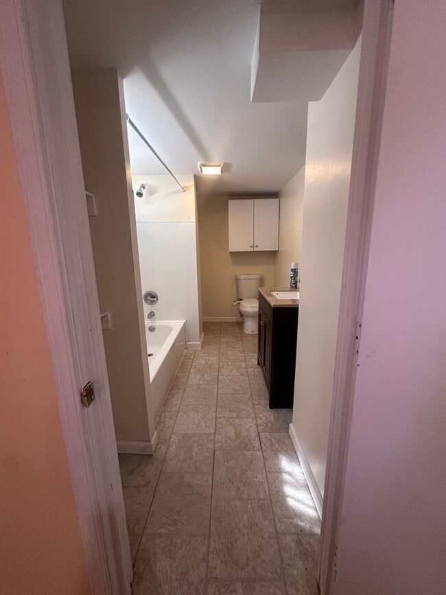 Building Photo - Hikes Point 3+ bedroom home with finished basement and garage