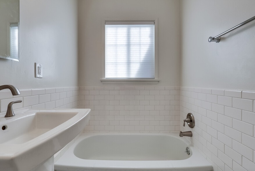 Large bathroom separate tub separate shower - 11690 Margate St