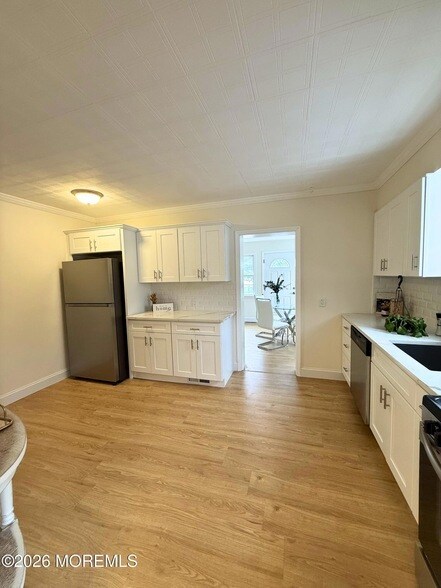 Building Photo - 484 Bara St
