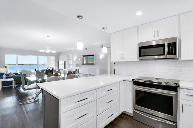 Building Photo - 52 Yacht Club Dr