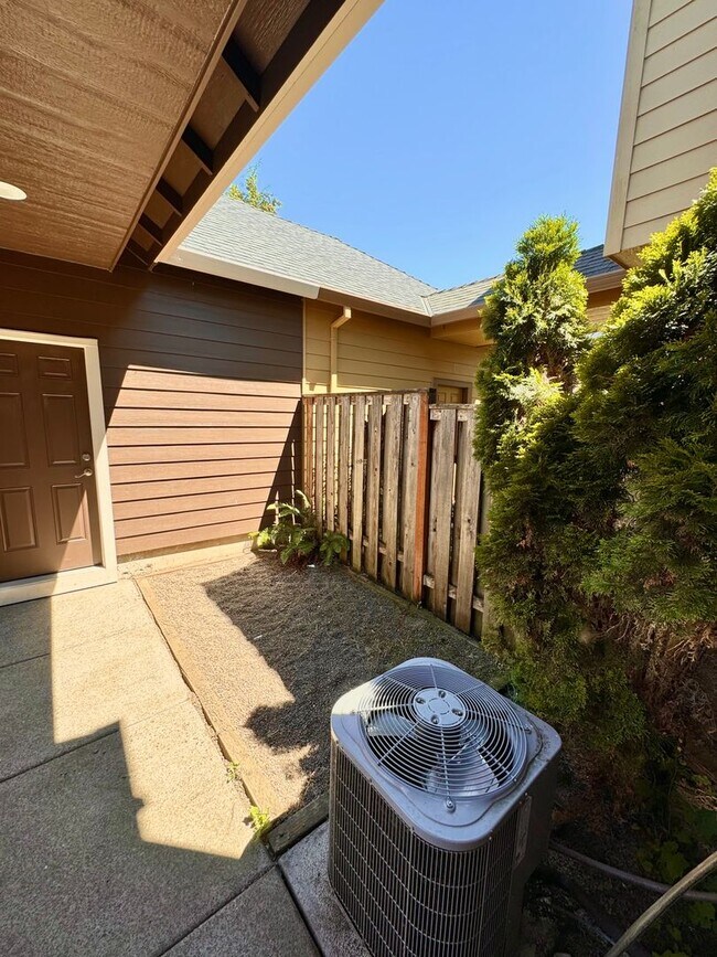 Building Photo - Beautiful Pet Friendly South Corvallis Home