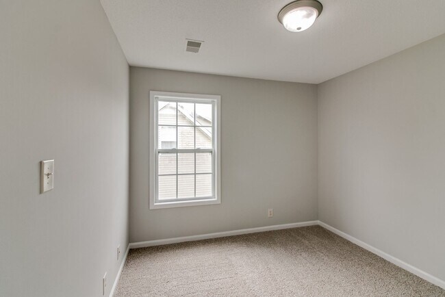 Building Photo - 4 Bedroom Pet Friendly Home For Rent!