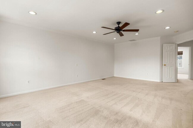 Building Photo - 156 E Country Club Dr