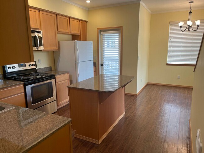 Building Photo - Spacious 3 Bedroom 2.5 Bath Condo Located in Cle Elum!