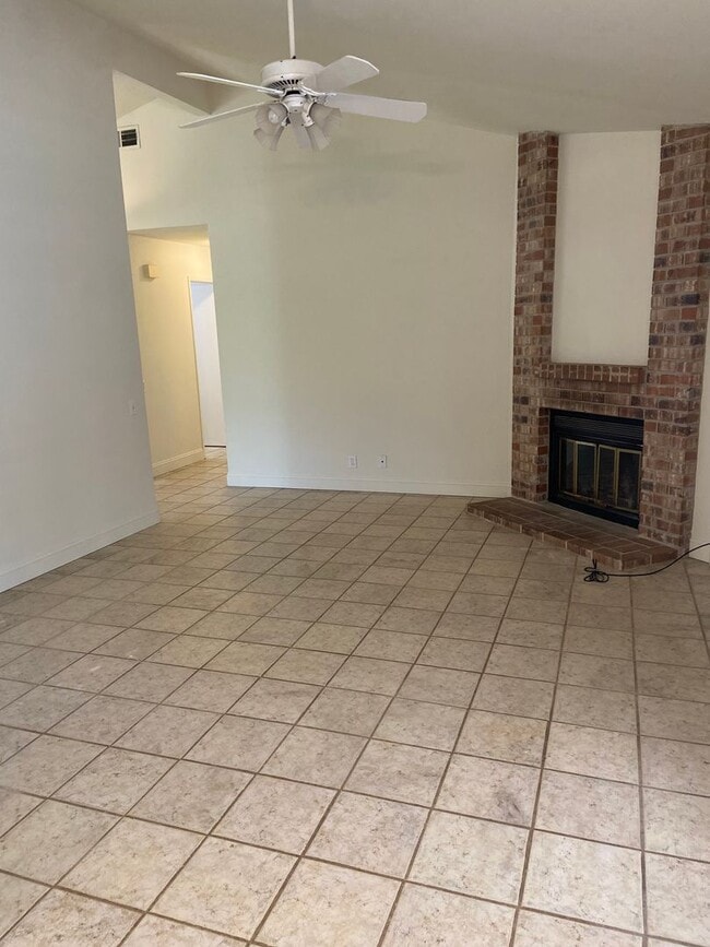 Building Photo - Willow Creek 3 Bdrm, 2 bath one story home