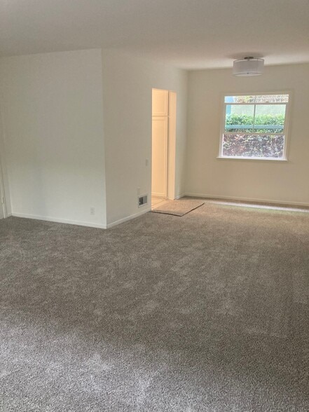 Livingroom - 10662 Wilkins Ave