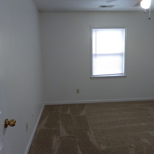 Building Photo - 26 Mustang Ct
