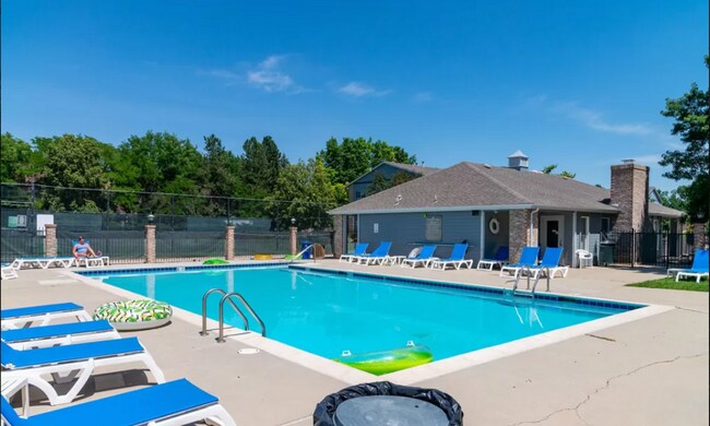 Building Photo - CHARMING 2 Bed 2 Bath Condo in Gunbarrel- ...