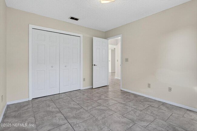 Building Photo - 11170 Wandering Oaks Dr