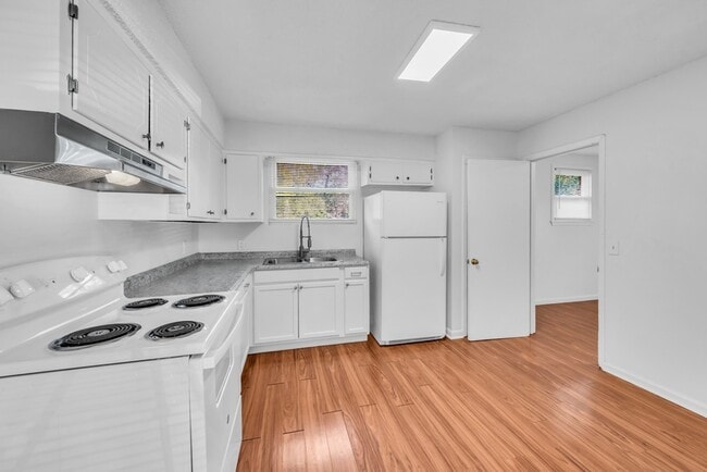 Building Photo - 3232 Hinkle Dr