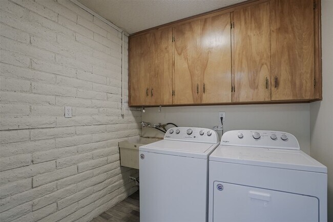 Building Photo - 3 Bedroom, 2 Bath Home with Garage For Rent in Prescott!