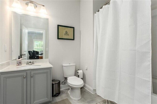 Building Photo - Large 3 Bedroom Luxury Townhome on Silver ...