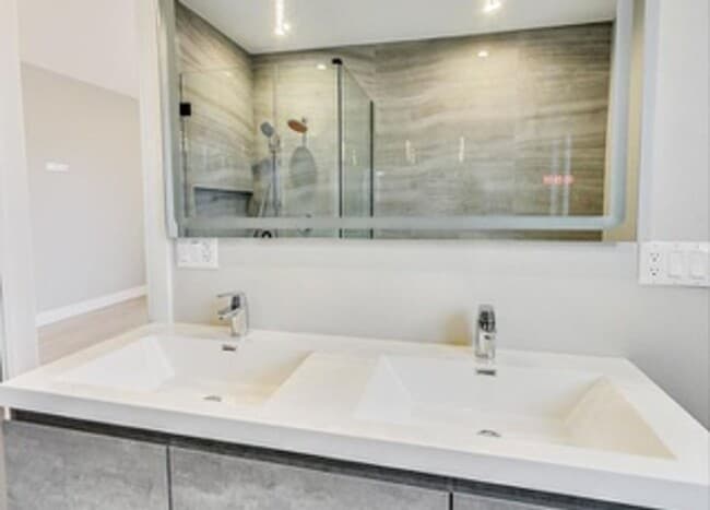 Building Photo - Luxury 3b2b condo in Bronzeville