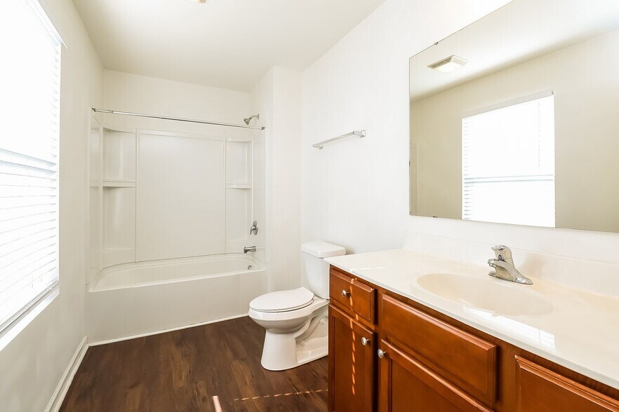 Building Photo - 252 Ranlo Ave