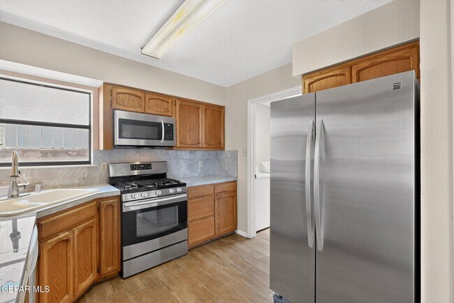 Building Photo - 7419 Mission Viejo Dr
