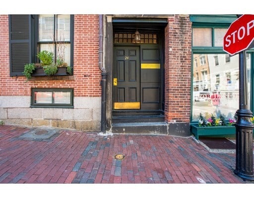 Building Photo - 20 Joy St