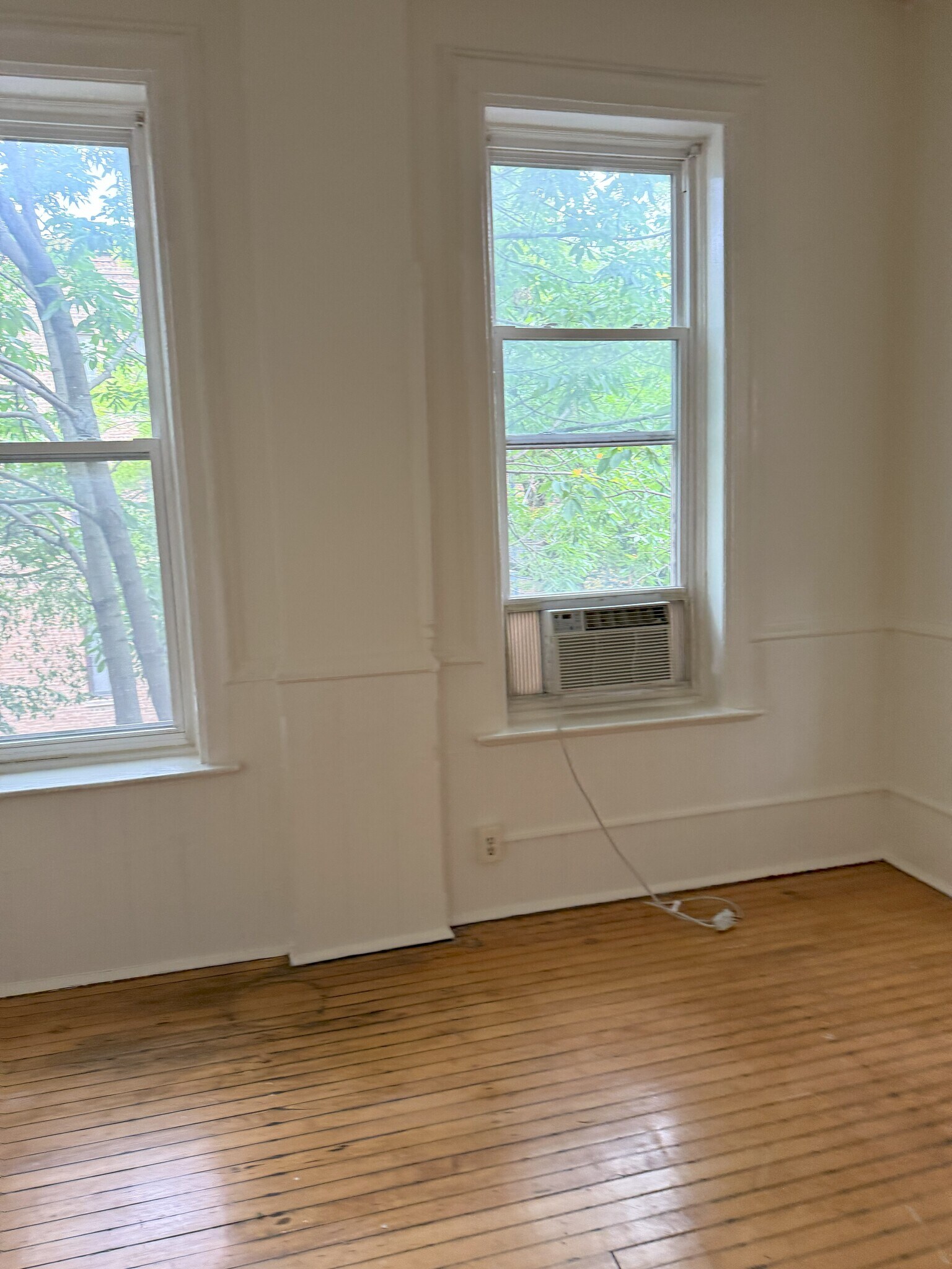 bedroom 4 windows - 2059 N Clifton Ave