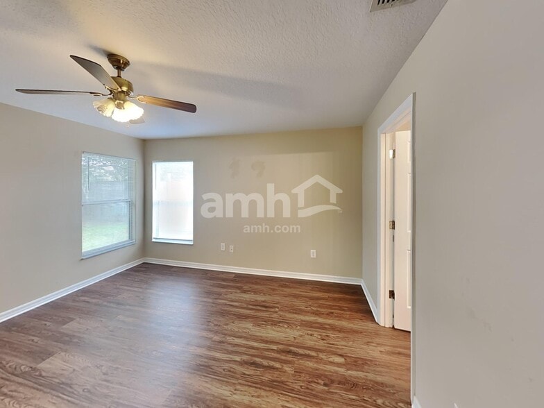 Building Photo - 1322 Lake Idamere Blvd