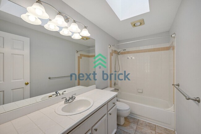 Building Photo - "Spacious 4-Bedroom Retreat with 2.5 Baths in Charming Sammamish Setting"