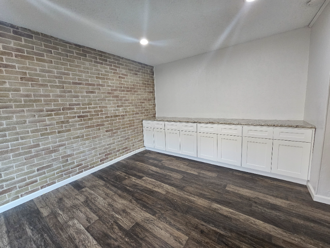 Building Photo - 2102 Via Corona