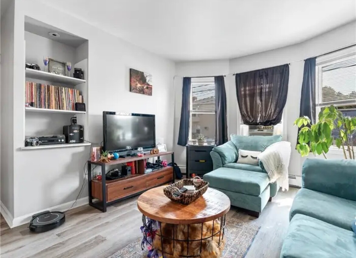 Building Photo - 406 N Broadway