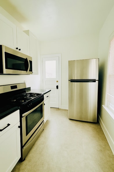 Building Photo - 2027 Chesterland Ave