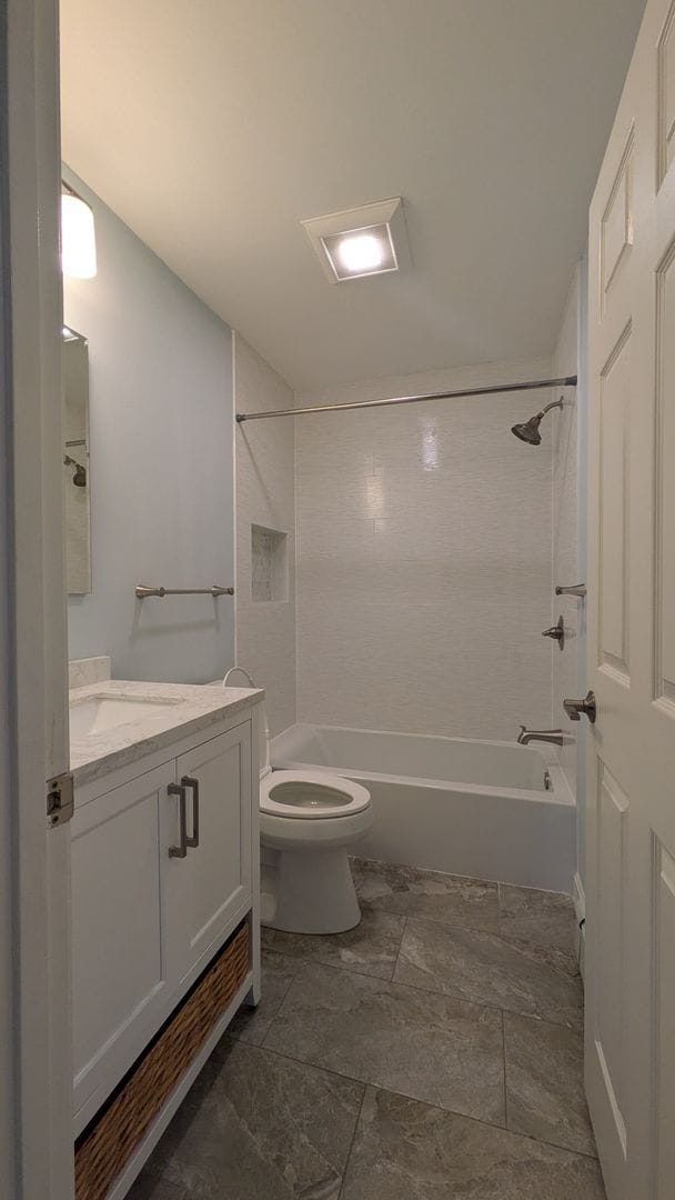 Building Photo - Spacious Three Bedroom Condo