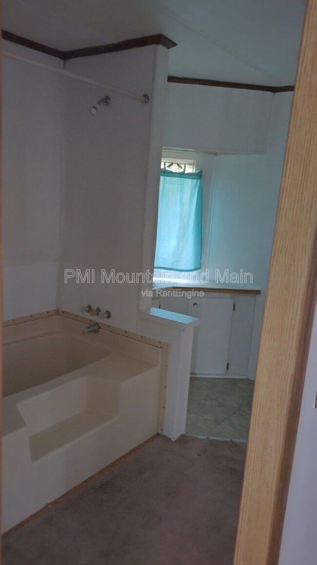 Building Photo - 8 Shuckers Ln